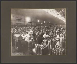 Ouvrières fabriquant des obus pour la société de l'Éclairage électrique, [1914-1916].