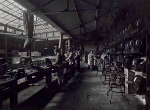 Ateliers Ronéo : montage et réparation des duplicateurs, 1912.