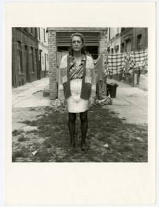 Portrait d’une habitante d’une courée de Roubaix : photographie, [1992-1994].