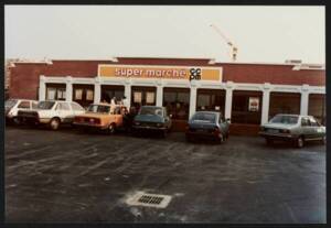 Vue extérieure d’un supermarché de la Coopérative centrale du pays minier, 1982. Photographie en couleurs, auteur inconnu. Droits réservés.  ANMT 1997 32 797, Coopérative centrale du personnel des mines