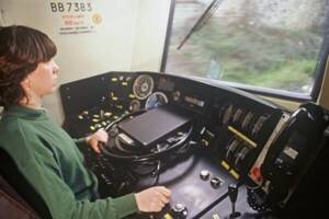 Agente de conduite aux commandes d'une locomotive électrique BB 7200 (BB 7383): Photographie, 1984.