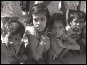 Groupe d’enfants bangladais vraisemblablement photographiés par l’abbé Pierre, 1972.