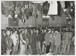 Houillères de Gardanne : photographie de mineurs grévistes rassemblés dans les vestiaires, 1984