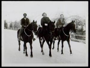 Trois femmes à cheval dans un paysage de neige