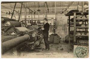 Un employé travaille sur une cardeuse (machine utilisée pour nettoyer les fibres textiles et en faire du ruban), 1908.