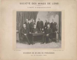 Photographie noir et blanc des membres du conseil d'administration à l'occasion de 25 ans de présidence, 14 octobre 1901.