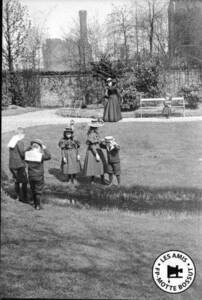 Moment de jeux dans un parc situé à l’emplacement de la première filature de coton Motte-Bossut (dite l’Usine monstre). En arrière-plan, on devine la silhouette de la nouvelle filature qui deviendra les Archives nationales du monde du travail. Roubaix, début du XXe siècle.