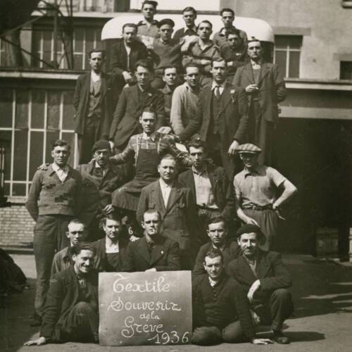 ANMT PI 76 NC. Visages du monde ouvrier. Photographe anonyme. Groupe de grévistes de l’industrie textile. Mai 1936.