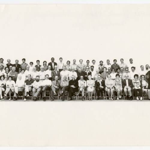 Photographie des participants à la deuxième assemblée mondiale d'Emmaüs internationales à Montréal (Canada), 1971.