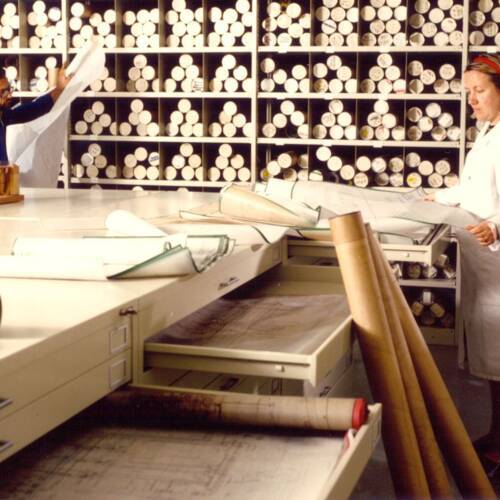 Photographie d'une salle des plans des ANMT, 2002.