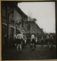 Enfants jouant dans une cité, Bassin Nord-Pas-de-Calais : photographie, années 1950.