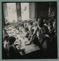 Enfants prenant leurs repas en colonie de vacances : photographie, 1947.
