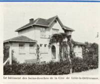 Bains-douches de la Cité de Lille-la-Délivrance (Lille, Nord): Photographie issue du Fascicule Chemin de fer du Nord, Œuvres sociales et apprentissage, 1930.