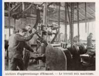 Le travail à la machine: Photographie issue du Fascicule Chemin de fer du Nord, Œuvres sociale et apprentissage, 1930.
