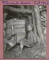 Galibot et mineur dans la mine de Carvin: ¨Photographie, 1902.
