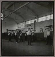 Activités sportives dans un gymnase de Billy-Montigny pendant la formation professionnelle : Photographie, 1945.