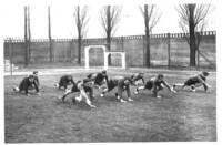 Groupe de jeunes garçons en activités sportives, 1946.