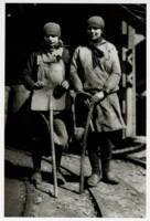 Employées du mines en tenue de travail : photographie [années 1930].