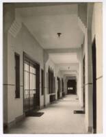 Couloir du collège des Augustins d’Eindhoven (Pays-Bas) : photographie, vers 1926.  ANMT 2003 6 29 1 8. Fonds dom Bellot, moine architecte (non classé).