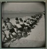 Enfants jouant à la plage (groupe Faulquemont, bassin minier de Lorraine): Photographie, 1947.