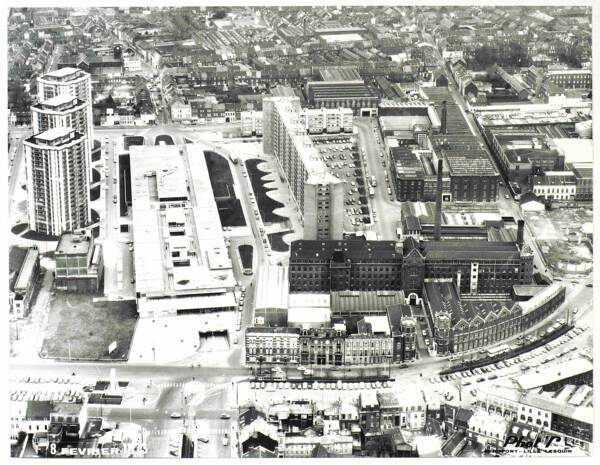 Vue aérienne du centre-ville de Roubaix où le bâti ancien côtoie le moderne : photographie, 1973.