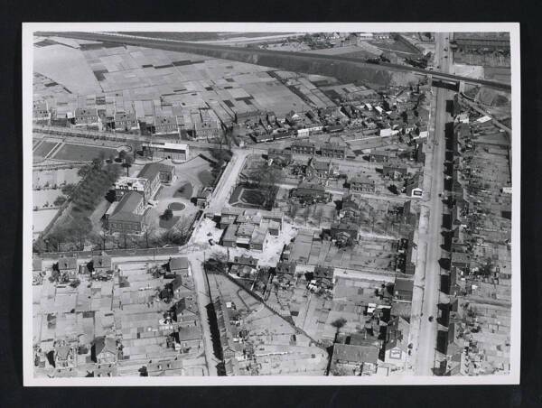 Vue aérienne de la cité minière de Fouquière-lez-Lens (Pas-de-Calais), vers 1957.