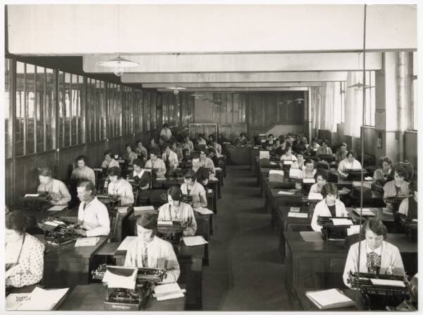 Salle des dactylographes de l&rsquo;usine Renault : photographie, 1931. ANMT 2002 26 184, pi&egrave;ces isol&eacute;es iconographique.