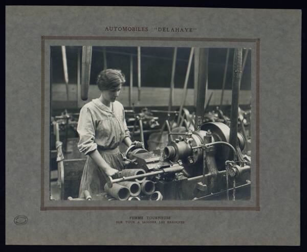 Portraits de « munitionnettes » dans les usines de fabrication d’obus de la Société d’automobiles Delahaye à Paris et de la société L’Éclairage électrique à Suresnes (première guerre mondiale)