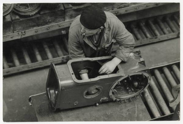 Chaine de montage et ouvrier spécialisé dans une usine de tracteur, Beauvais, 1966, Jacques Windenberger.