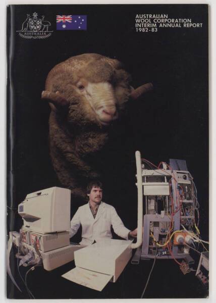 Couverture du rapport annuel (en langue anglaise) de la Australian Wool corporation, une filiale d’import-export de laine du groupe Prouvost en Australie, 1982-1983.