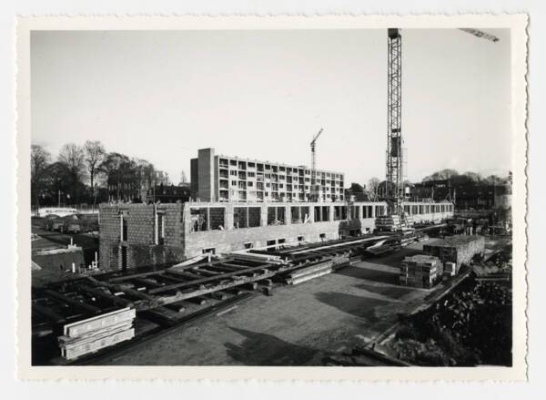 Construction d’un immeuble financé par le Comité interprofessionnel du logement de Roubaix-Tourcoing à Roubaix : photographie, [1960].