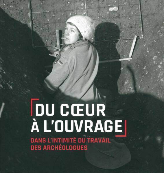 Couverture du catalogue de l'exposition "Du coeur à l'ouvrage : dans l'intimité du travail des archéologues", 2021.