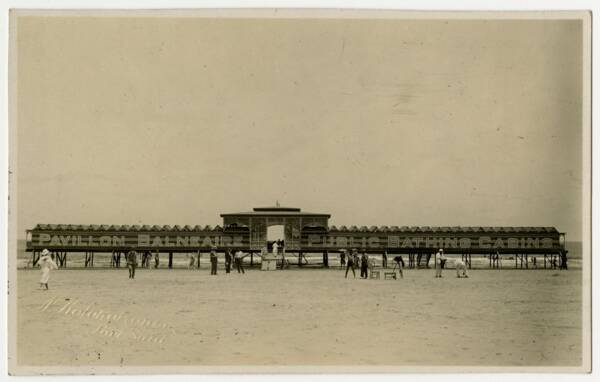 Vue extérieure du pavillon balnéaire de la compagnie universelle du canal de Suez à Port-Fouad (Égypte), 1930