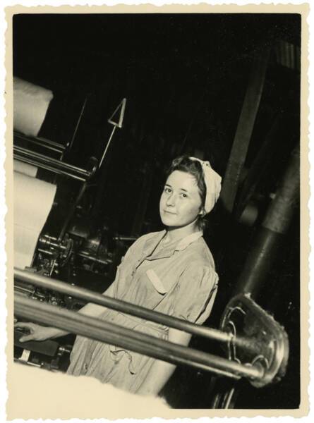 Portrait d’une ouvrière textile : photographie, vers 1955.