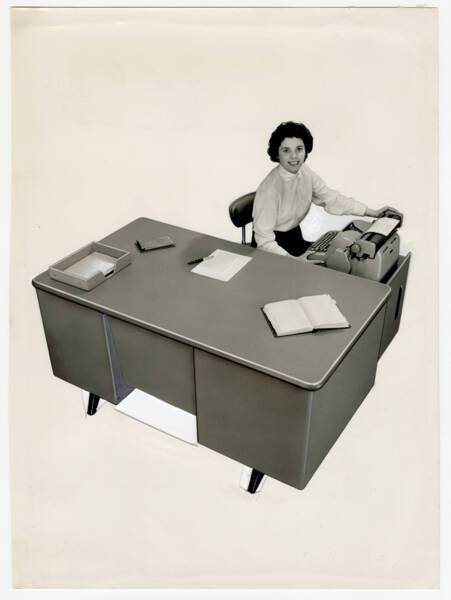 Exposition du mat&eacute;riel Ron&eacute;o au Salon des industries et du commerce de bureau (SICOB) : photographie, 1957.  ANMT 2002 6 9, Ron&eacute;o (fabricant de duplicateurs, de mat&eacute;riels et mobilier bureau).