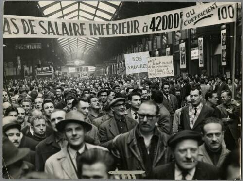 Les cheminots manifestent gare Saint-Lazare pour l'augmentation des salaires: Photographie, 1961.