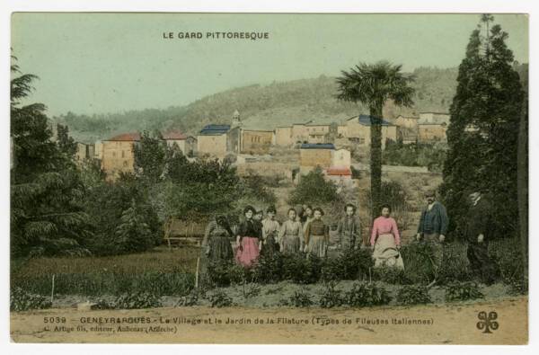 « Générargues : le village et le jardin de la filature (types de fileuses italiennes) ». Carte postale colorisée, [1900-1920]. ANMT 2005 54 19. Pièces isolées iconographiques.