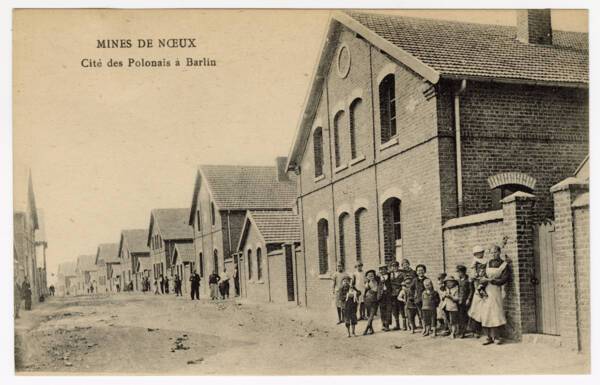 Nœux-les-Mines (Pas-de-Calais), mines de Nœux, cité des Polonais à Barlin. Carte postale sépia [années 1920]. ANMT 2005 54. Pièces isolées iconographiques.