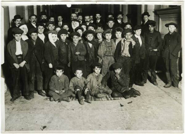 « Enfants exploités de la verrerie de Saint-Denis », Photographe anonyme (Archives du Miroir). 1913.