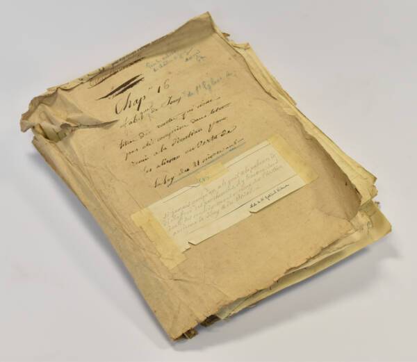 Photographie de la couverture du dossier contenant des titres de propriété et liasses de documents (1516-1780).