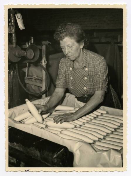 Jeanne Leroy proc&egrave;de &agrave; l'encaissage des bobines au sein de la filature Canteleu, Lille, 1958.