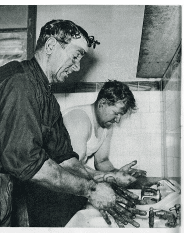 Ouvriers se lavant les mains : photographie, in Les chemins de fer en France, Paris, SNCF, 1955.
