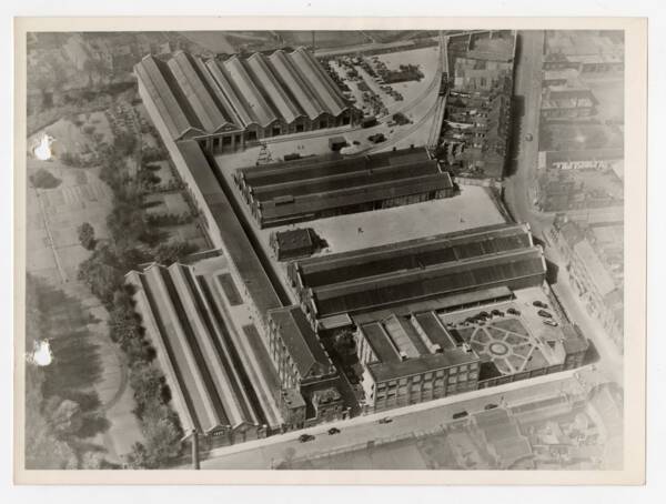 Vue a&eacute;rienne des &eacute;tablissements Neu rue Fourier &agrave; Lille. Reconstruction apr&egrave;s 1940 et nouveaux b&acirc;timents,1950.