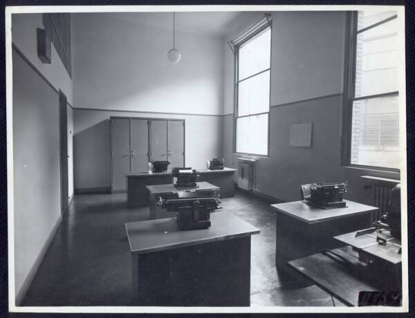 Installation de produits en situation ; photographie, 1920-1930. ANMT 2002 6 29, Ron&eacute;o (fabricant de duplicateurs, de mat&eacute;riels et mobilier bureau).