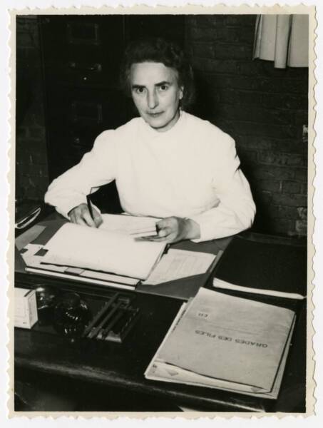 Une employ&eacute;e administrative &agrave; son bureau : photographie, [ann&eacute;es 1950]. ANMT 1989 9 485, Leblan (filature).