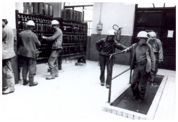 Mineurs nettoyant leurs bottes : photographie, 1979.