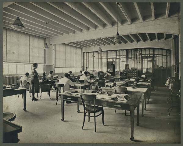 Installation de produits en situation ; photographie, 1920-1930. ANMT 2002 6 57, Ron&eacute;o (fabricant de duplicateurs, de mat&eacute;riels et mobilier bureau).