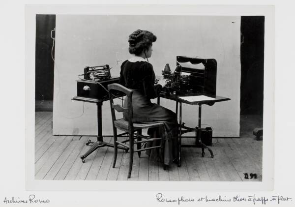 Ron&eacute;ophone et machine Olive :  photographie, 1911. ANMT 2002 6 3, Ron&eacute;o (fabricant de duplicateurs, de mat&eacute;riels et mobilier bureau).