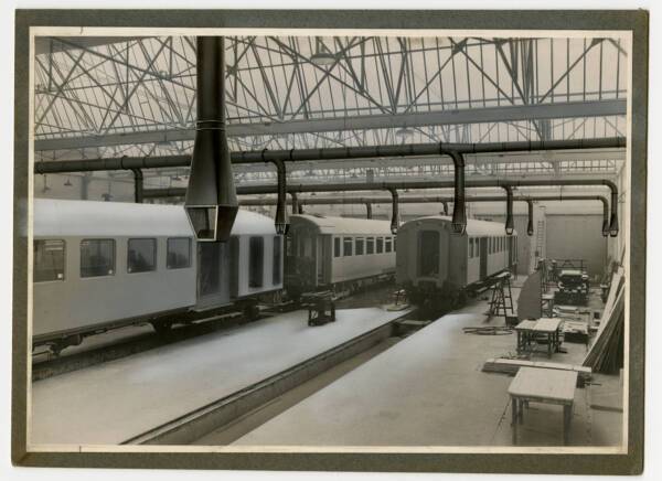 Soci&eacute;t&eacute; de construction de trains, installation du chauffage dans un atelier de peinture de wagons, par centrale de pr&eacute;paration d&rsquo;air chaud, 1945.