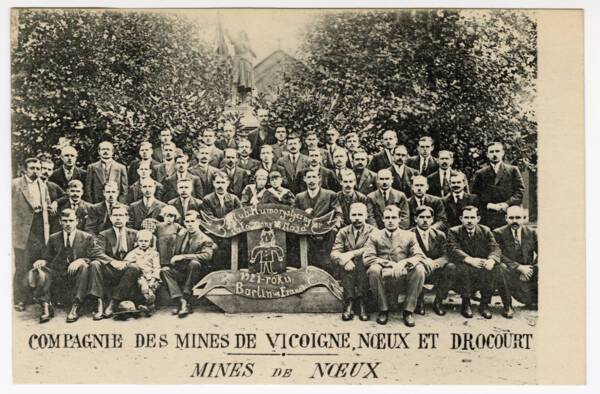 Compagnie des mines de Vicoigne, Nœux et Drocourt. Mines de Nœux. Carte postale noir et blanc, 1921. ANMT 2005 54. Pièces isolées iconographiques.